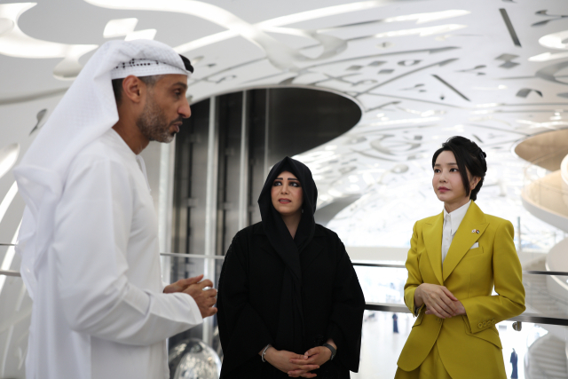 윤석열 대통령과 아랍에미리트(UAE)를 국빈 방문한 김건희 여사가 17일(현지시간) 셰이크 무함마드 빈 라시드 알막툼 UAE 총리 겸 두바이 군주의 딸인 셰이카 라티파 빈트 모하메드 알 막툼 공주와 두바이 미래박물관을 시찰하고 있다. 연합뉴스
