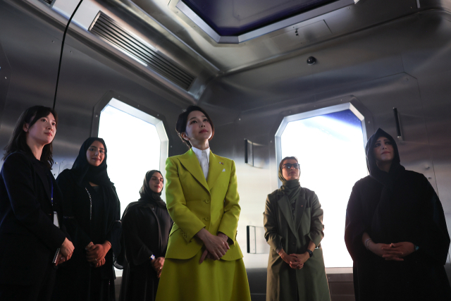 윤석열 대통령과 아랍에미리트(UAE)를 국빈 방문한 김건희 여사가 17일(현지시간) 셰이크 무함마드 빈 라시드 알막툼 UAE 총리 겸 두바이 군주의 딸인 셰이카 라티파 빈트 모하메드 알 막툼 공주와 두바이 미래박물관을 시찰하고 있다. 연합뉴스