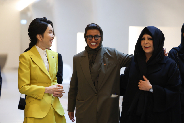 윤석열 대통령과 아랍에미리트(UAE)를 국빈 방문한 김건희 여사가 올해 1월 17일(현지시간) 셰이크 무함마드 빈 라시드 알막툼 UAE 총리 겸 두바이 군주의 딸인 셰이카 라티파 빈트 모하메드 알 막툼 공주와 두바이 미래박물관을 시찰하고 있다. 연합뉴스