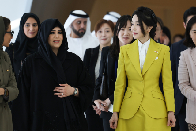 윤석열 대통령과 아랍에미리트(UAE)를 국빈 방문한 김건희 여사가 17일(현지시간) 셰이크 무함마드 빈 라시드 알막툼 UAE 총리 겸 두바이 군주의 딸인 셰이카 라티파 빈트 모하메드 알 막툼 공주와 두바이 미래박물관을 시찰하고 있다. 연합뉴스