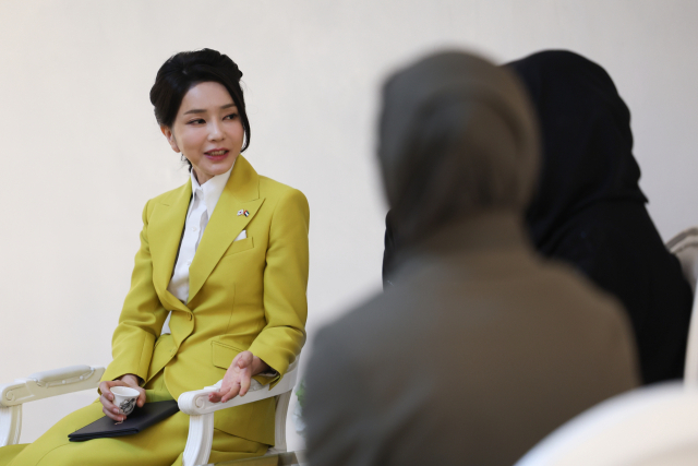 윤석열 대통령과 아랍에미리트(UAE)를 국빈 방문한 김건희 여사가 17일(현지시간) 셰이크 무함마드 빈 라시드 알막툼 UAE 총리 겸 두바이 군주의 딸인 셰이카 라티파 빈트 모하메드 알 막툼 공주와 두바이 미래박물관에서 환담하고 있다. 연합뉴스