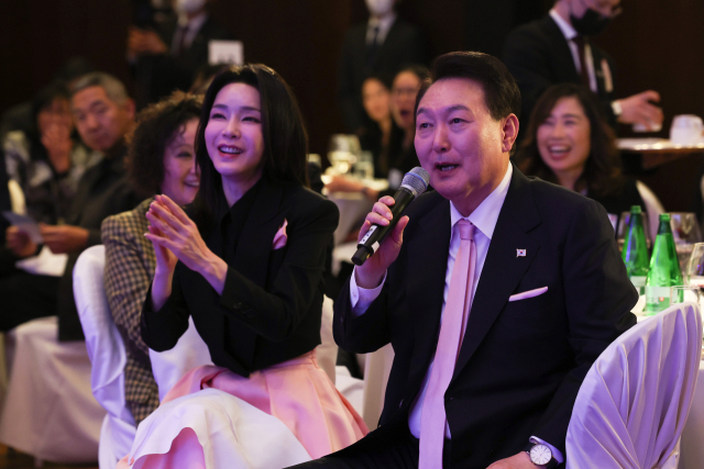 스위스를 방문 중인 윤석열 대통령과 김건희 여사가 17일(현지시간) 취리히 시내 한 호텔에서 열린 스위스 동포 초청 만찬 간담회에서 축하공연을 관람하고 있다. 연합뉴스