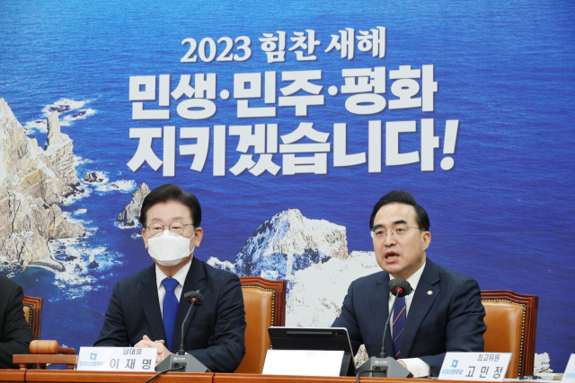 더불어민주당 박홍근 원내대표가 18일 오전 국회에서 열린 최고위원회의에서 발언하고 있다. 왼쪽은 더불어민주당 이재명 대표. 연합뉴스