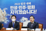 더불어민주당 박홍근 원내대표가 18일 오전 국회에서 열린 최고위원회의에서 발언하고 있다. 왼쪽은 더불어민주당 이재명 대표. 연합뉴스