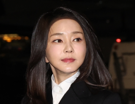 김건희 여사가 17일 오후(현지시간) 취리히국제공항에 도착, 공군 1호기에서 내린 뒤 차량으로 향하고 있다. 연합뉴스