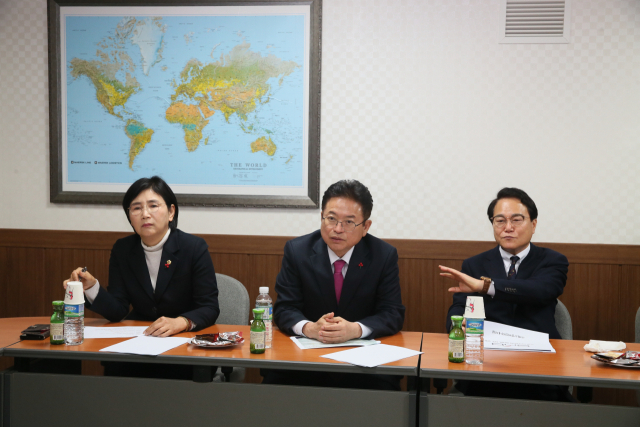 김하수(오른쪽) 청도군수가 17일 청도군을 방문한 이철우 경북도지사에게 내년도 전국 새마을지도자대회 청도군 유치를 건의하고 있다. 청도군 제공