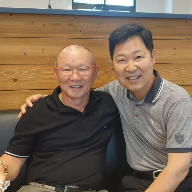 박항서 전 베트남 대표팀 감독(왼쪽)과 이만수 헐크파운데이션 이사장. 헐크파운데이션 제공