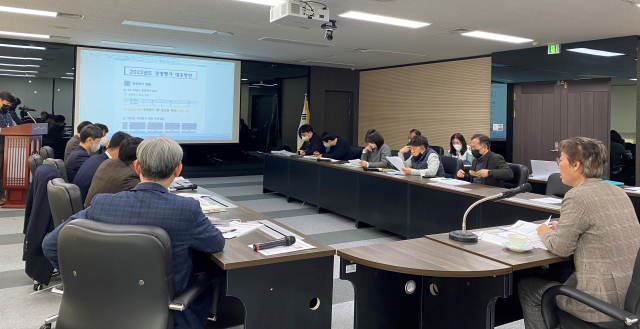경상북도경제진흥원 송경창 원장을 비롯한 직원들이 2023년도 경영목표 달성을 위한 추진 방안 회의를 하고 있다. 경북경제진흥원 제공