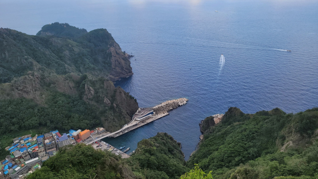 독도전망대에서 바라본 울릉도 도동항