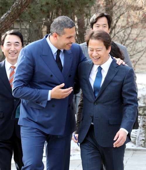 지난 2018년 1월 9일 당시 서울 성북구 성북동 가구박물관에서 방한 중인 칼둔 칼리파 알 무바라크 아랍에미리트(UAE) 아부다비 행정청장과 만났던 임종석 대통령비서실장. 임종석 전 실장은 이에 앞서 2017년 12월 9~12일 UAE 특사로 급파된 바 있다. 연합뉴스