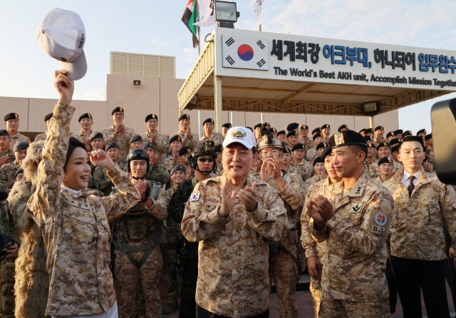 아랍에미리트(UAE)를 국빈 방문 중인 윤석열 대통령과 김건희 여사가 지난 15일(현지시간) 현지에 파병 중인 아크부대를 방문, 명예 아크부대원 상징 모자를 받고 있다. 연합뉴스