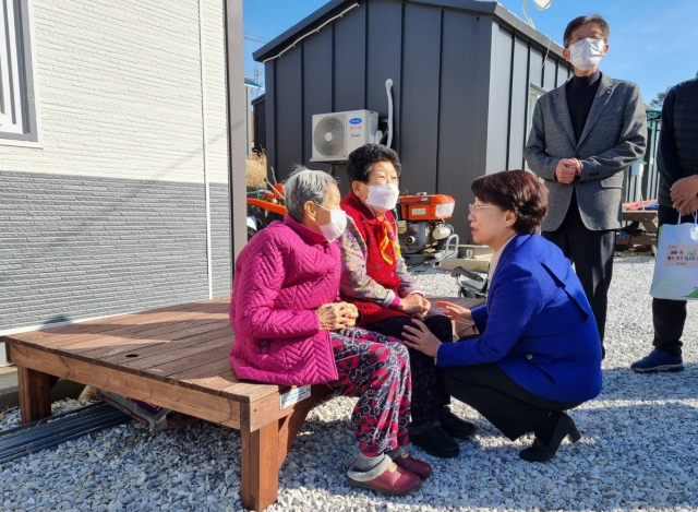 이달희 경북도 경제부지사는 설 연휴를 앞둔 18일 울진 죽변면과 북면에 위치한 산불피해 임시주거용 조립주택 이재민을 찾아 아픔을 위로하고 위문품을 전달했다. 경북도 제공