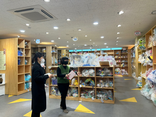 아이사랑안심케어센터 내 장난감 대여소. 예천군 제공