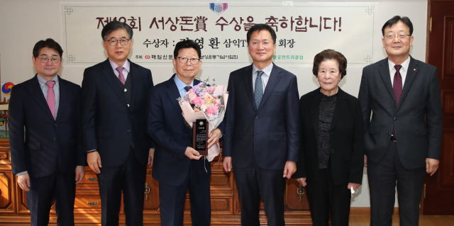 제12회 서상돈상 시상식이 18일 대구 중구 매일신문사에서 열려 수상자인 진영환 삼익THK(주) 회장이 참석 내빈들과 기념촬영을 하고 있다. 왼쪽부터 진건 삼익THK 부사장, 정찬우 팔공컨트리클럽 대표이사, 진영환 삼익THK 대표이사 회장(수상자), 정창룡 매일신문 사장, 신동학 국채보상운동기념사업회 상임대표, 손창수 삼익THK 부사장 안성완 기자 asw0727@imaeil.com