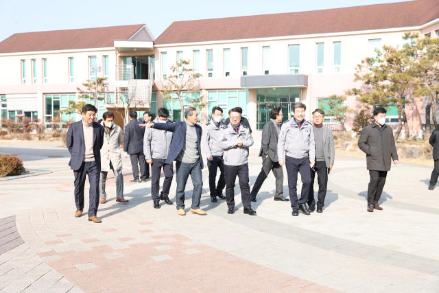 최주원 경북경찰청장과 최성환 경찰발전협의회장은 18일 오전 경북 문경의 아동복지시설 신망애육원에 위문품을 전달했다. 경북경찰청 제공