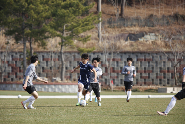 18일 오후 2시 남해 미조공설운동장에서 열린 대구와 한양대의 연습경기에서 대구 황재원이 드리블을 치고 있다. 대구FC 제공