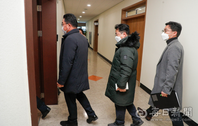 18일 오후 대구 이슬람 사원 문제와 관련해 북구청을 방문한 문화체육부 직원들이 브리핑을 듣기 위해 상황실로 이동하고 있다. 우태욱 기자 woo@imaeil.com