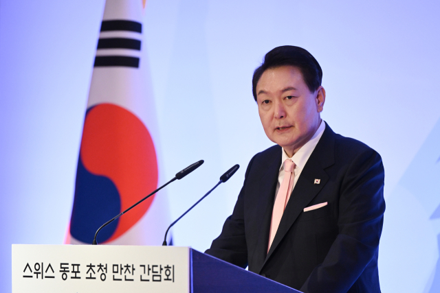 스위스를 방문 중인 윤석열 대통령이 17일(현지시간) 취리히 시내 한 호텔에서 열린 스위스 동포 초청 만찬 간담회에서 격려사를 하고 있다. 연합뉴스