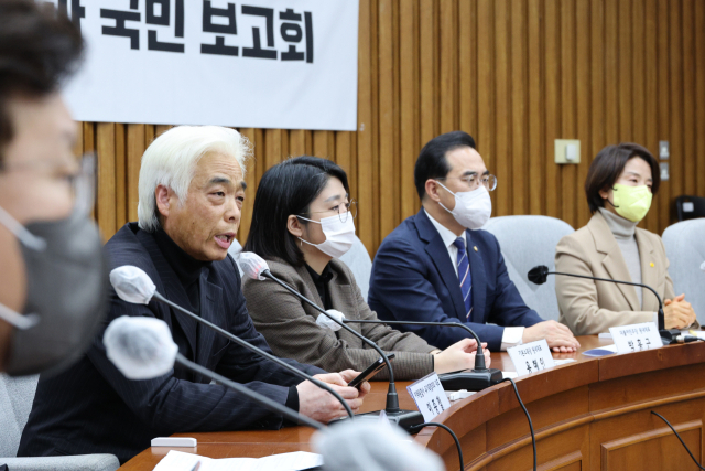 이종철 10.29 이태원 참사 유가족 협의회 대표가 18일 오전 국회에서 열린 더불어민주당·정의당·기본소득당 용산 이태원 참사 국정조사 결과 국민보고회에서 발언하고 있다. 연합뉴스
