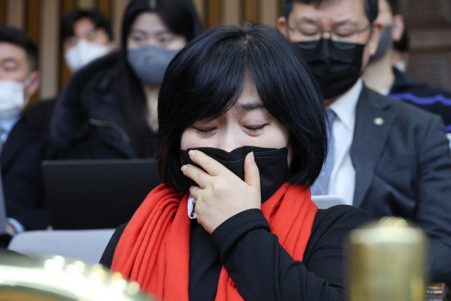 고 이지한 씨 어머니 조미은 씨가 18일 오전 국회에서 열린 더불어민주당·정의당·기본소득당 용산 이태원 참사 국정조사 결과 국민보고회에서 눈물을 흘리고 있다. 연합뉴스