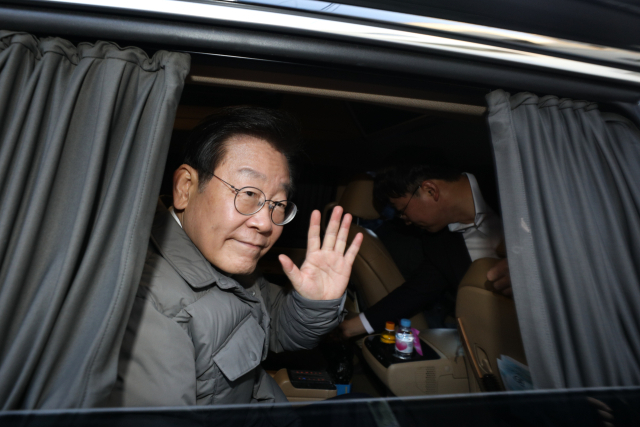더불어민주당 이재명 대표가 18일 오후 설 명절을 앞두고 서울시 마포구 망원시장을 방문, 검찰 소환에 대한 입장을 밝히고 차량에 올라 지지자들을 향해 인사하고 있다. 연합뉴스