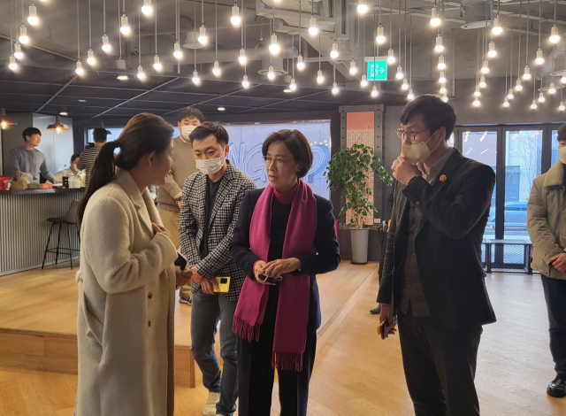 이인선 국민의힘 국회의원(대구 수성구을)이 18일 서울 강남구 팁스 타운을 방문해 입주기업 대표와 대화를 나누고 있다. / 강영훈 기자