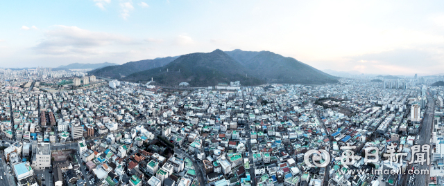 18일 대구 남구 대명동 일대에서 바라본 주택단지의 모습. 대구시는 조성 후 50년이 지난 대규모 단독주택지인 남구 대명동과 달서구 송현동, 수성구 만촌·범어·두산·황금동 일원 7.1km2에 주거환경 악화 등 문제점을 해결하기 위해 