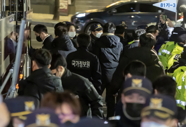 국가정보원이 18일 오후 서울 중구 전국민주노동조합총연맹(민주노총) 서울 사무실 압수수색을 마친 후 차량으로 향하고 있다. 연합뉴스
