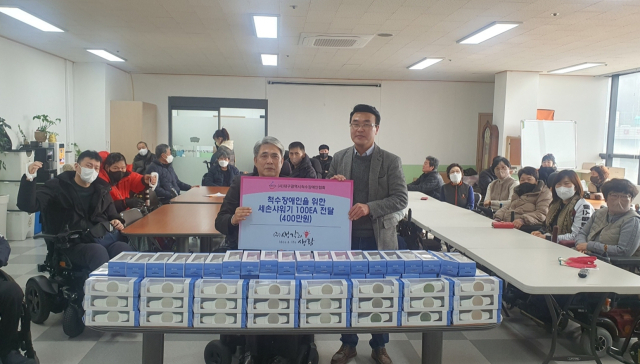 광주광역시 기업 ㈜생각과생활(대표이사 박지아)은 18일 대구시척수장애인협회(회장 김시종)에 척수 장애인의 편리한 목욕을 위한 세손샤워기 100개(400만원 상당)를 전달했다. 생각과생활 제공
