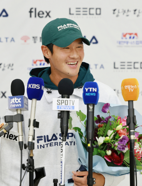 한국 선수 최초로 남자프로테니스(ATP) 투어 단식에서 두 번 우승한 권순우가 18일 오후 인천국제공항 제2여객터미널을 통해 귀국해 인터뷰를 하며 미소짓고 있다. 연합뉴스