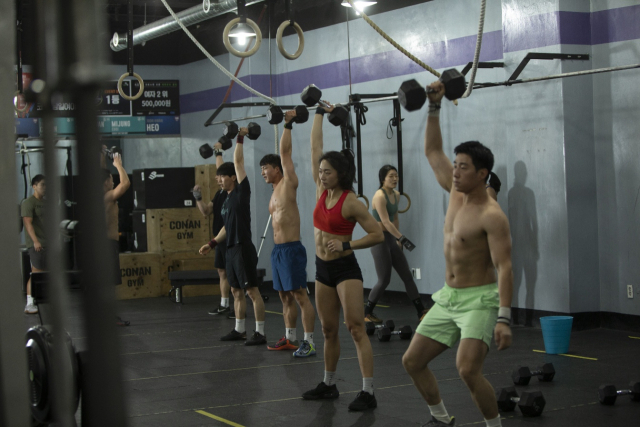 전신 운동으로 온 몸의 근육을 다 발달시킬 수 있는 크로스핏(Cross-Fit) 운동. 코난 크로스핏 제공