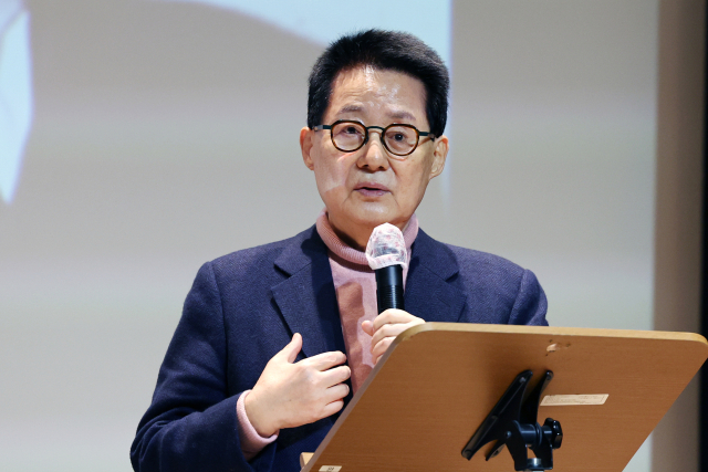 14일 오후 광주 서구 5·18기념문화센터에서 열린 김대중 전 대통령 탄생 99주년 기념 특별 강연회에서 박지원 전 국정원장이 강연하고 있다. 연합뉴스