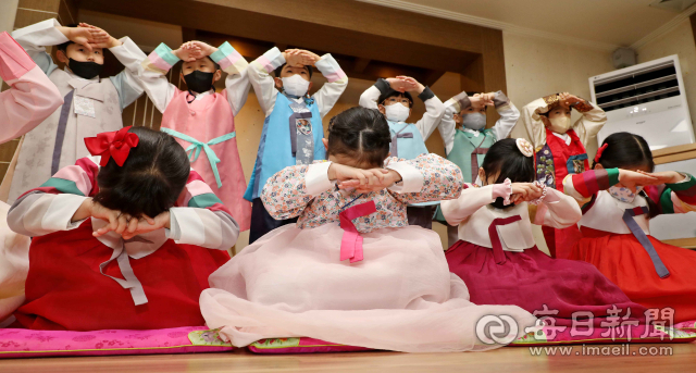 지난해 1월 19일 대구 북구 대원유치원에서 아이들이 부모님과 어른들에게 세배하는 법을 배우고 있다. 매일신문DB