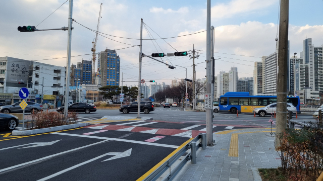 18일 오후 대구 중구 동신교 서편 상부 교차로에 설치된 우회전 신호등에 우회전 신호가 들어와 있다. 채원영 기자