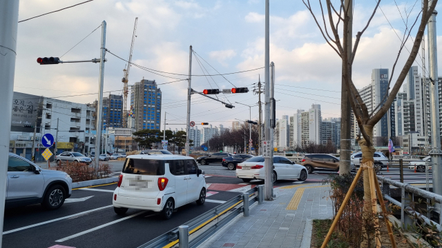 18일 오후 대구 중구 동신교 서편 교차로 우회전 신호등에 적색 신호가 들어왔지만 차량들이 그대로 우회전하고 있다. 채원영 기자