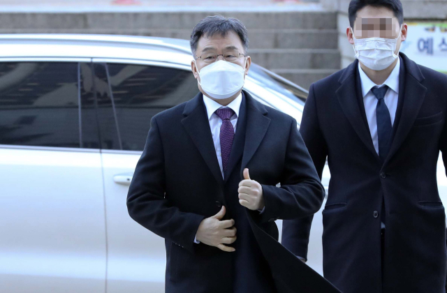 화천대유자산관리 대주주 김만배 씨가 16일 오전 서초구 서울중앙지법에서 열린 대장동 개발 사업 로비·특혜 의혹 관련 1심 속행 공판에 출석하고 있다. 연합뉴스