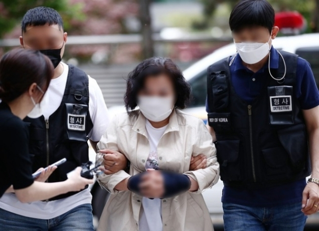 38년간 돌보던 중증장애인 딸을 살해하고 극단적 선택을 시도한 60대 친모 A씨가 지난해 5월 구속 전 피의자 심문(영장실질심사)을 받기 위해 인천 미추홀구 인천지법으로 들어서고 있다. 연합뉴스