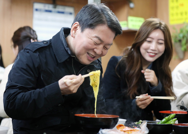 국민의힘 안철수 의원이 19일 대구 서문시장을 찾아 국수를 먹고 있다. 연합뉴스