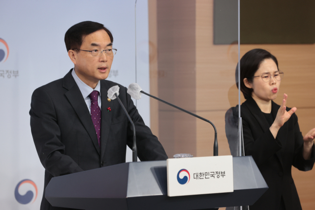 조용만 문화체육관광부 2차관이 19일 오전 서울 종로구 정부서울청사에서 열린 학생선수 출석인정 개선방안 관련 교육부·문체부 합동브리핑에서 발언하고 있다. 연합뉴스