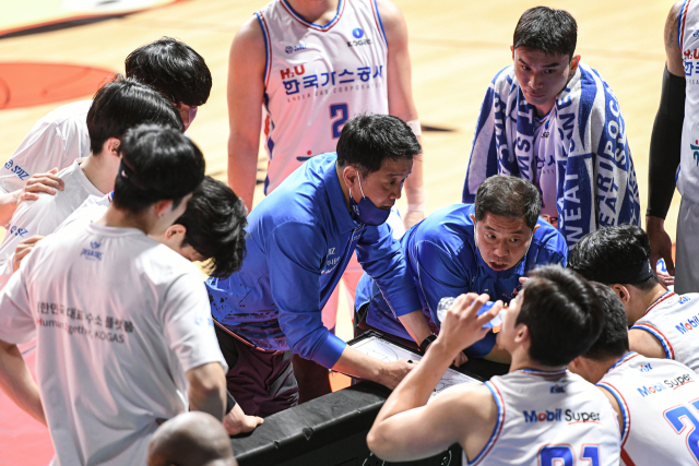 경기 중 선수단과 작전회의 중인 유도훈 대구 한국가스공사 페가수스 감독과 선수단. KBL 제공