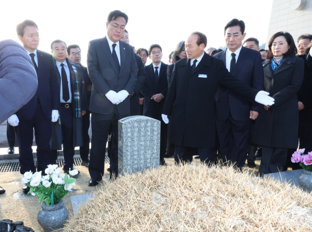 정진석 국민의힘 비상대책위원장과 비대위원들이 19일 오전 광주 북구 국립 5·18 민주묘지를 방문해 묘역을 참배하고 있다. 연합뉴스