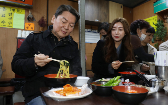 국민의힘 당권주자인 안철수 의원이 19일 대구 중구 서문시장에서 상인들을 만난 후 점심을 먹고 있다. 김영진 기자 kyjmaeil@imaeil.com
