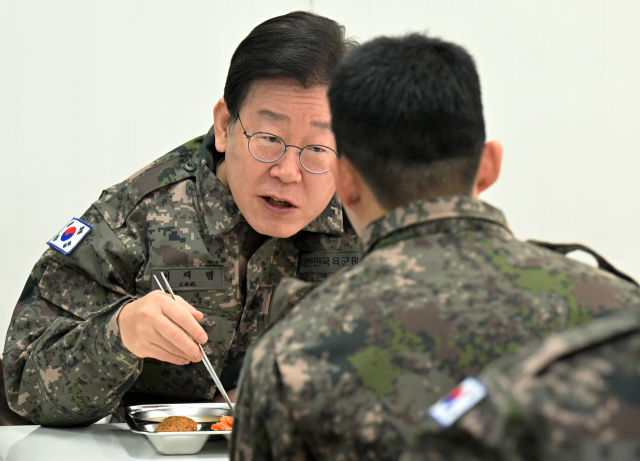 더불어민주당 이재명 대표가 19일 오후 경기도 파주 소재 방공부대를 방문해 단거리 지대공 유도미사일 천마 등을 살펴본 뒤 부대 식당에서 장병과 대화하고 있다. 연합뉴스