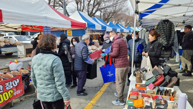 한국폴리텍대학 구미캠퍼스 교직원들이 구미 선산 5일장에서 