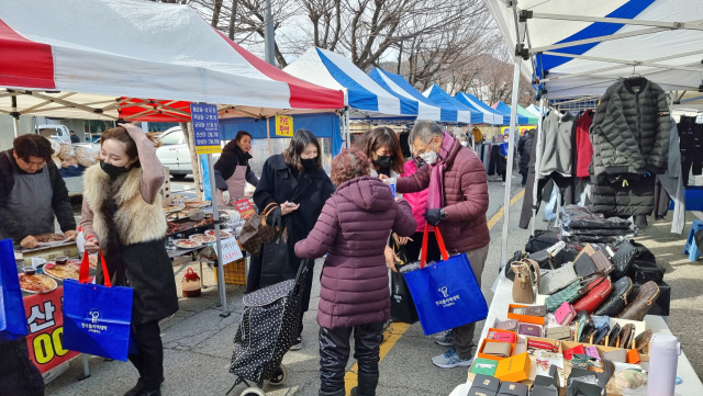 한국폴리텍대학 구미캠퍼스 교직원들이 구미 선산 5일장에서