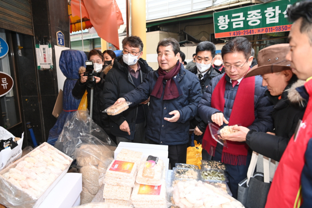 이철우 경상북도지사와 김충섭 김천시장은 18일 설 명절을 앞두고 경기 침체로 어려움을 겪고 있는 전통시장에 활력을 불어넣고자 김천지역 내 황금시장, 중앙시장, 평화시장을 방문해인 장보기 행사를 진행했다. 김천시 제공