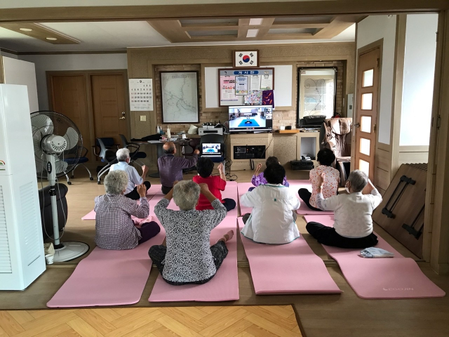 봉화군 경로당 행복도우미 오지마을 복지서비스 제공 사업. 경북도 제공