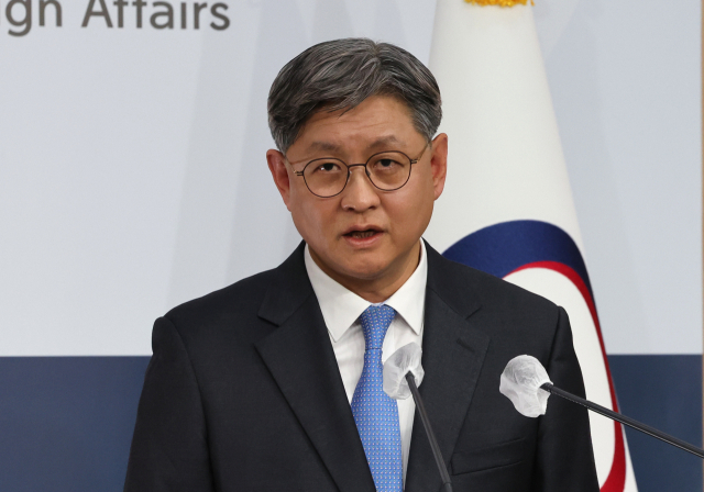 임수석 외교부 대변인이 19일 외교부 브리핑실에서 열린 정례브리핑에서 기자의 질문에 주한이란대사 초치와 관련한 답변을 하고 있다. 연합뉴스