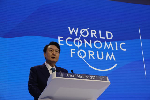윤석열 대통령이 19일(현지시간) 스위스 다보스에서 열린 2023 세계경제포럼(WEF·다보스포럼) 연차총회 단독 특별연설에서 