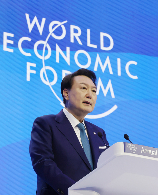 윤석열 대통령이 19일(현지시간) 스위스 다보스에서 열린 2023 세계경제포럼(WEF·다보스포럼) 연차총회 단독 특별연설에서 
